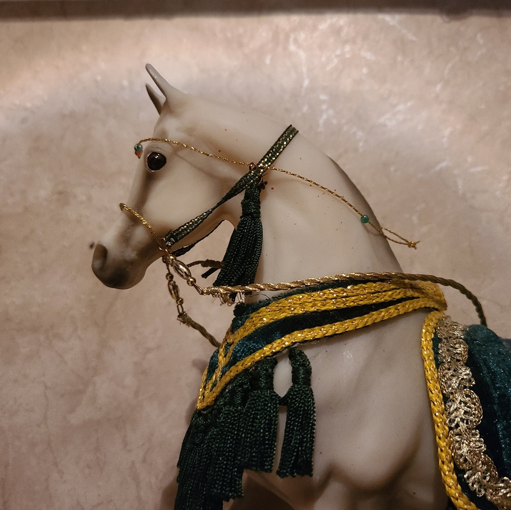 Breyer 2003 white Arabian w/ Costume traditional model horse - Picture 4 of 5